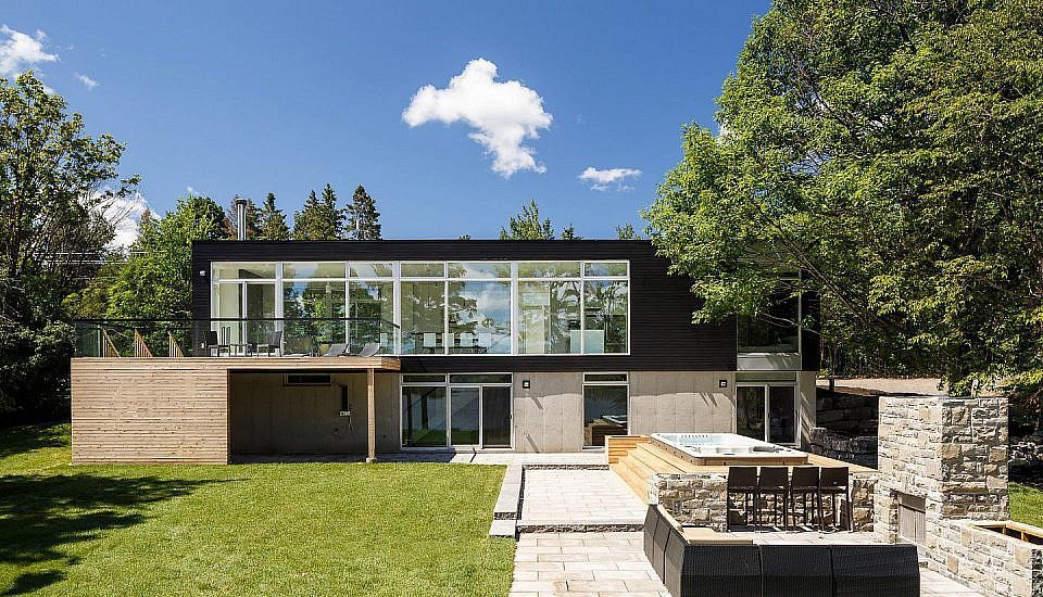 modern-riverside-home-christopher-simmonds-architect-1-backyard-960x550